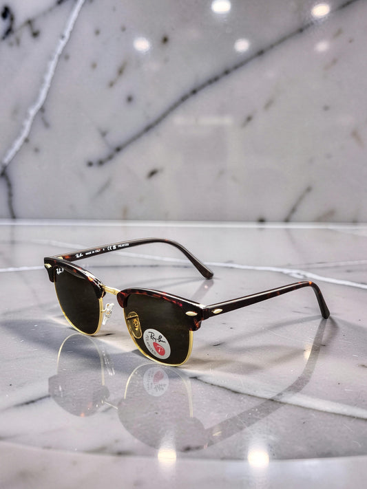 Ray-Ban Clubmaster Classic RB 3016 990/57: Eleganza Rétro e Lenti Polarizzate