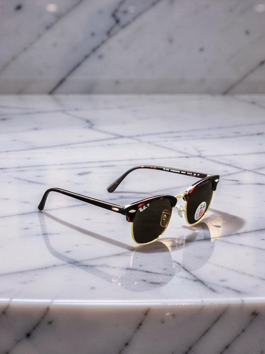 Ray-Ban Clubmaster Classic RB 3016 990/57: Eleganza Rétro e Lenti Polarizzate