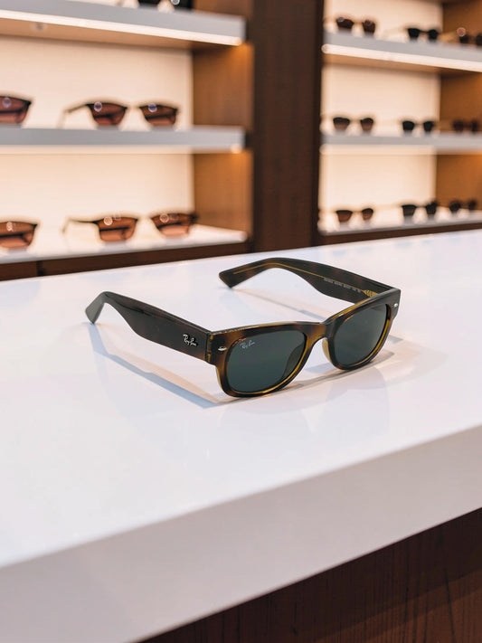 Ray-Ban Mega Wayfarer II RB 0832 902/R5: Design Geometrico e Fascino Tartarugato