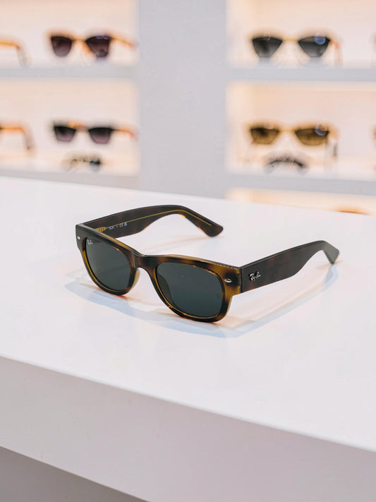 Ray-Ban Mega Wayfarer II RB 0832 902/R5: Design Geometrico e Fascino Tartarugato