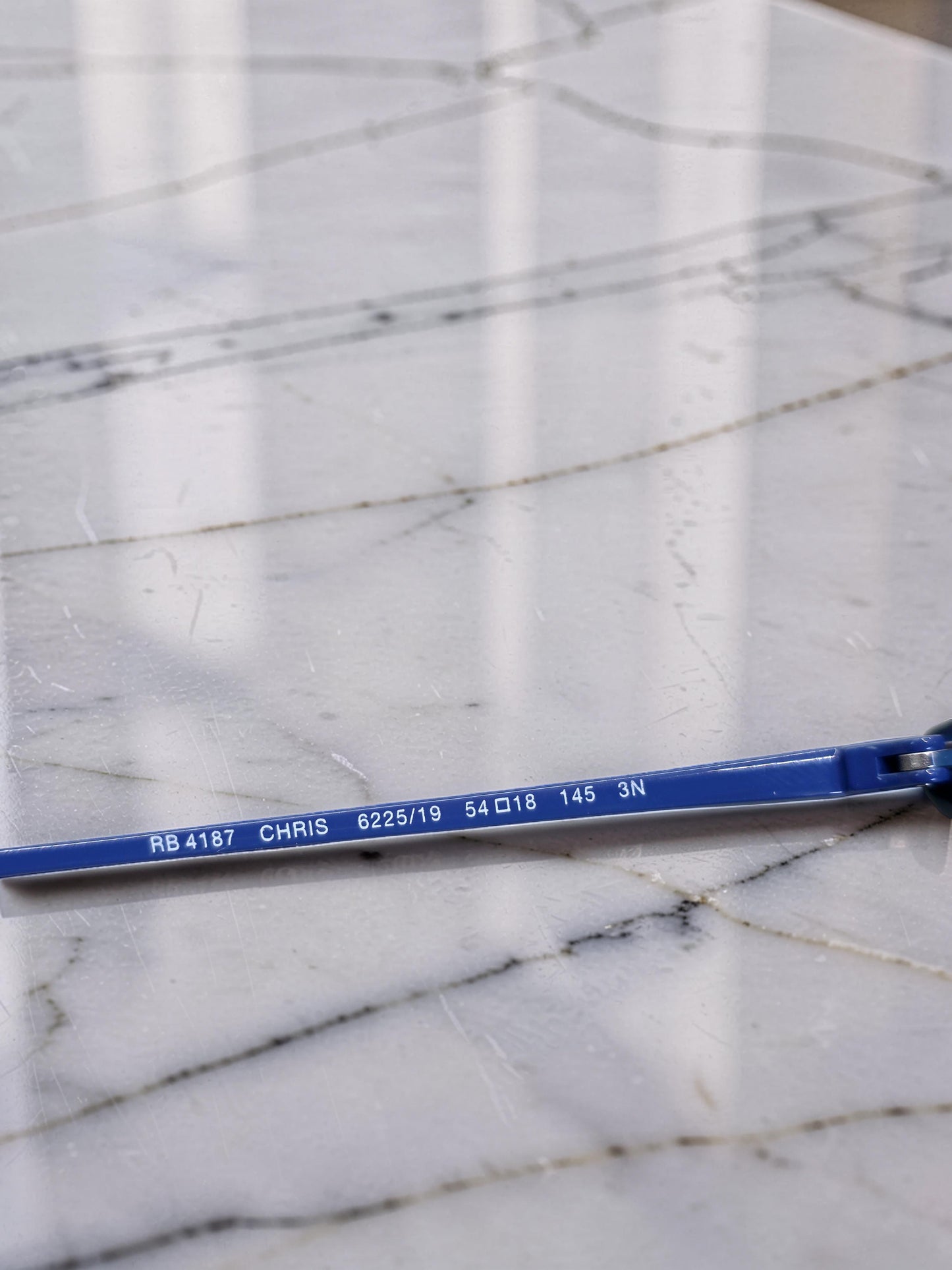 Occhiali da Sole 4187 6225/19 Nero Lucido con Lenti Blu Sfumate – Taglia 54