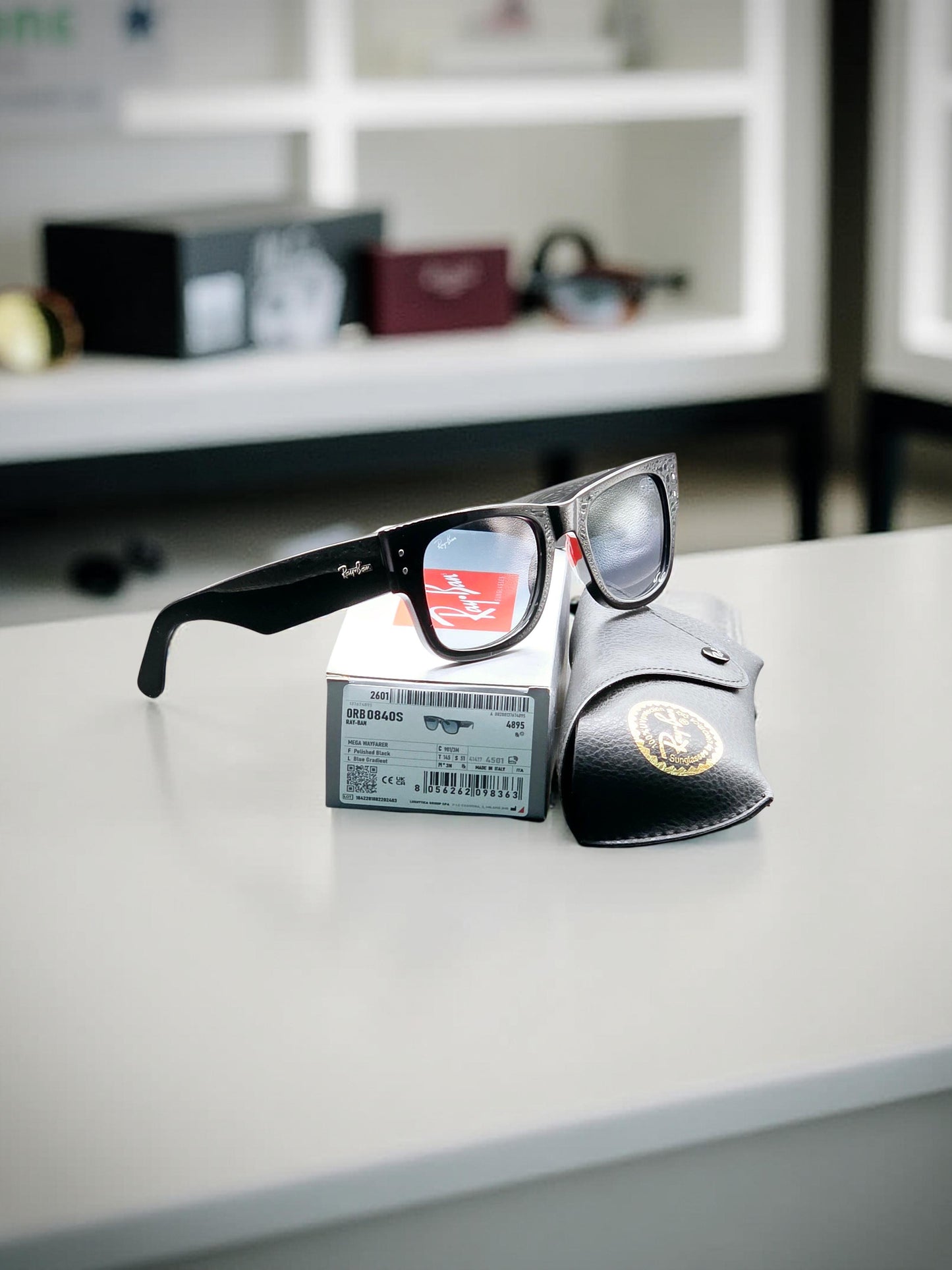 Ray-Ban Mega Wayfarer RB 0840S 901/3M Nero Lenti Blu Sfumate – Design Contemporaneo