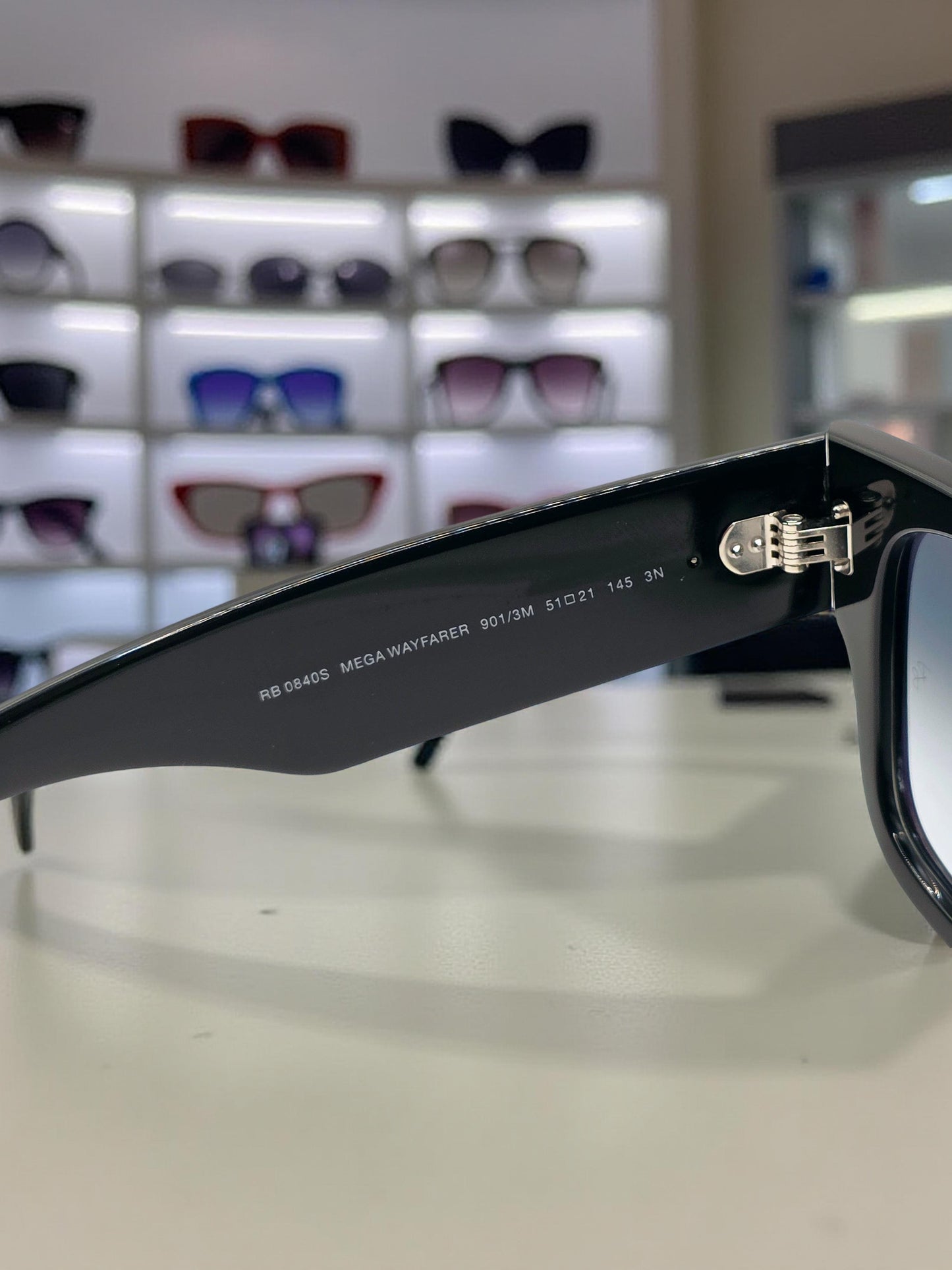 Ray-Ban Mega Wayfarer RB 0840S 901/3M Nero Lenti Blu Sfumate – Design Contemporaneo