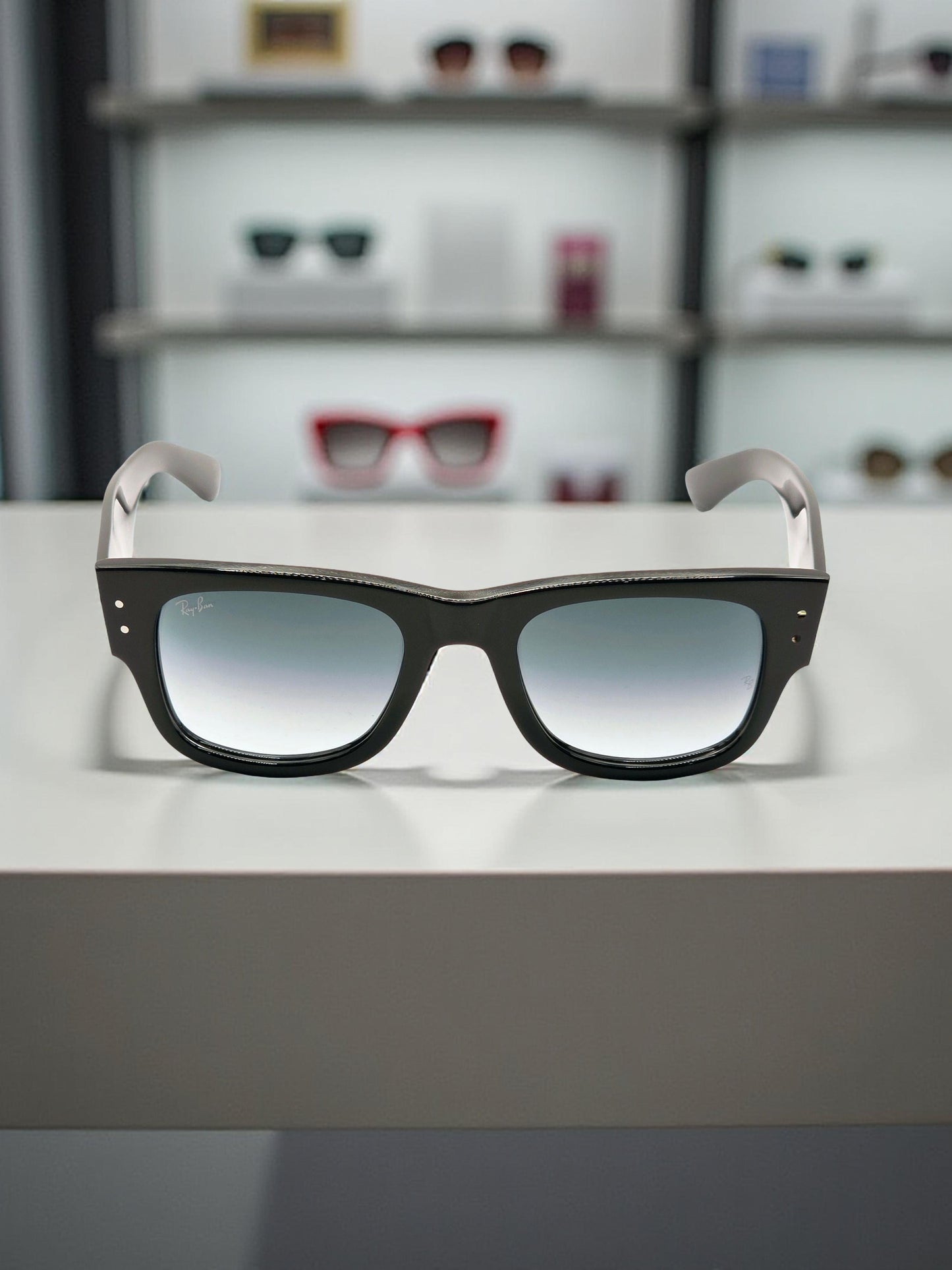 Ray-Ban Mega Wayfarer RB 0840S 901/3M Nero Lenti Blu Sfumate – Design Contemporaneo