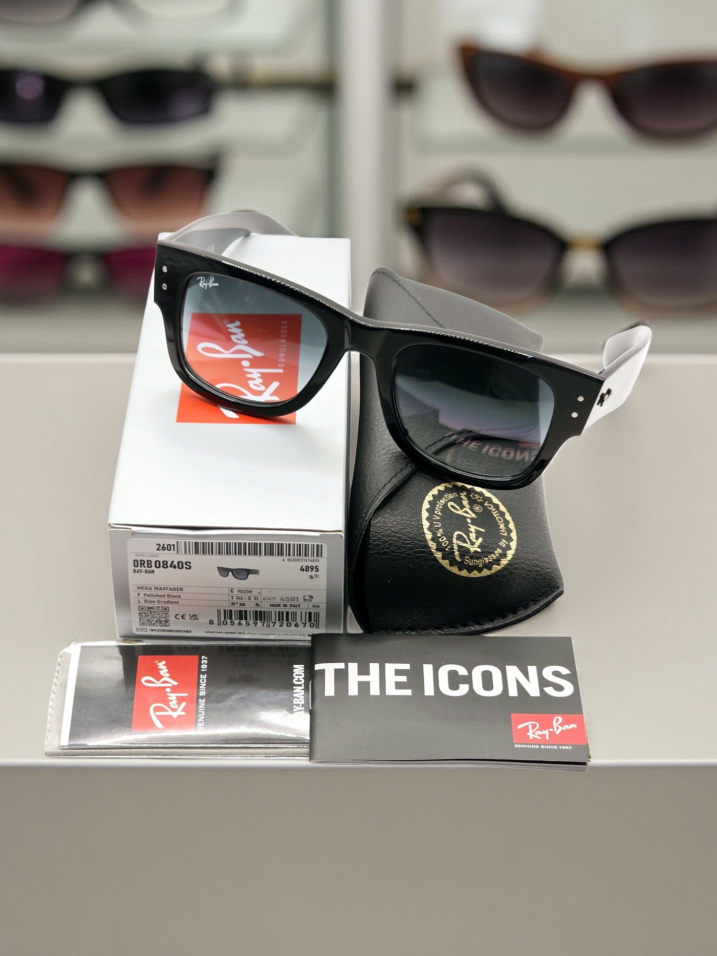 Ray-Ban Mega Wayfarer RB 0840S 901/3M Nero Lenti Blu Sfumate – Design Contemporaneo