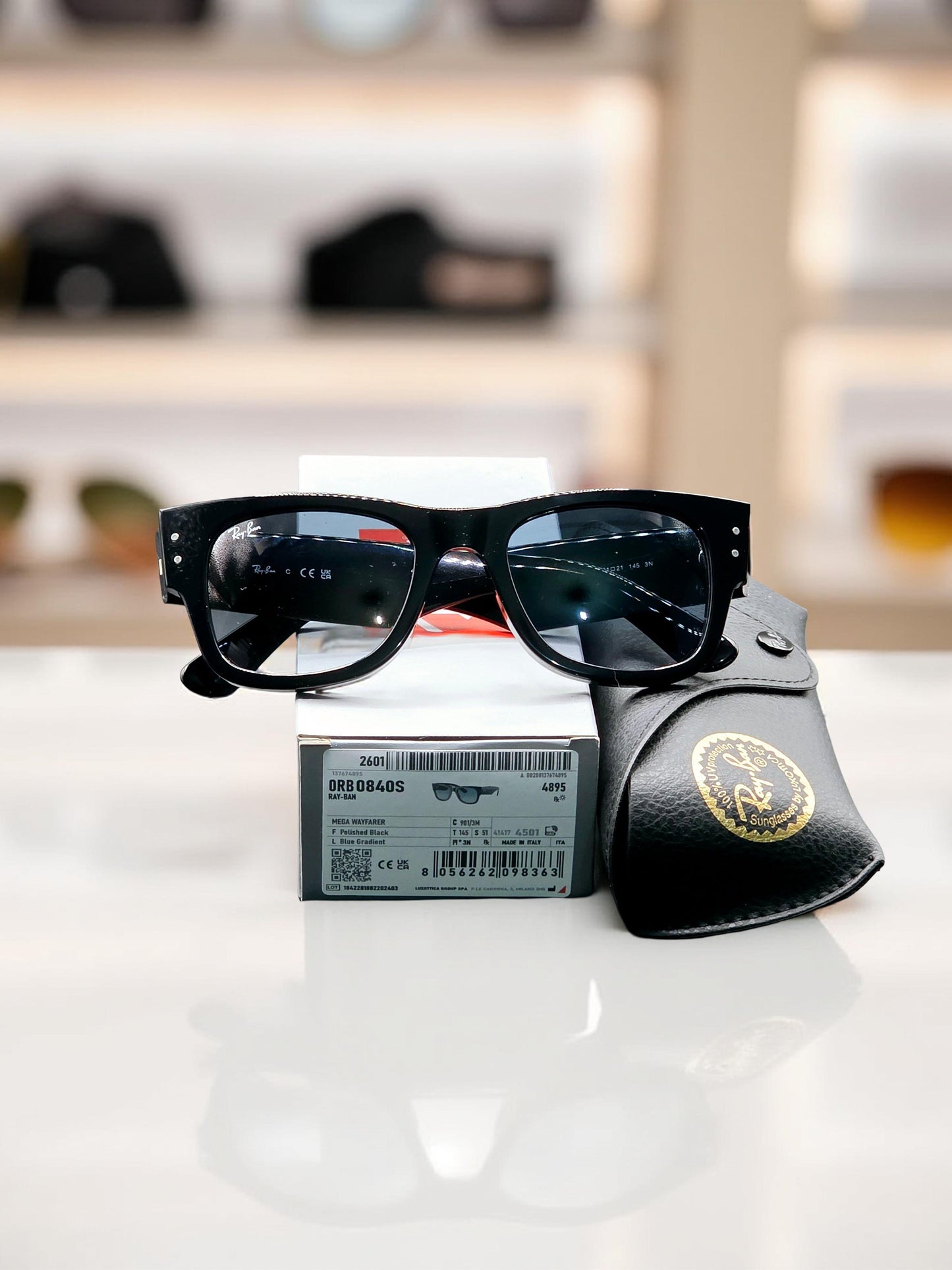 Ray-Ban Mega Wayfarer RB 0840S 901/3M Nero Lenti Blu Sfumate – Design Contemporaneo