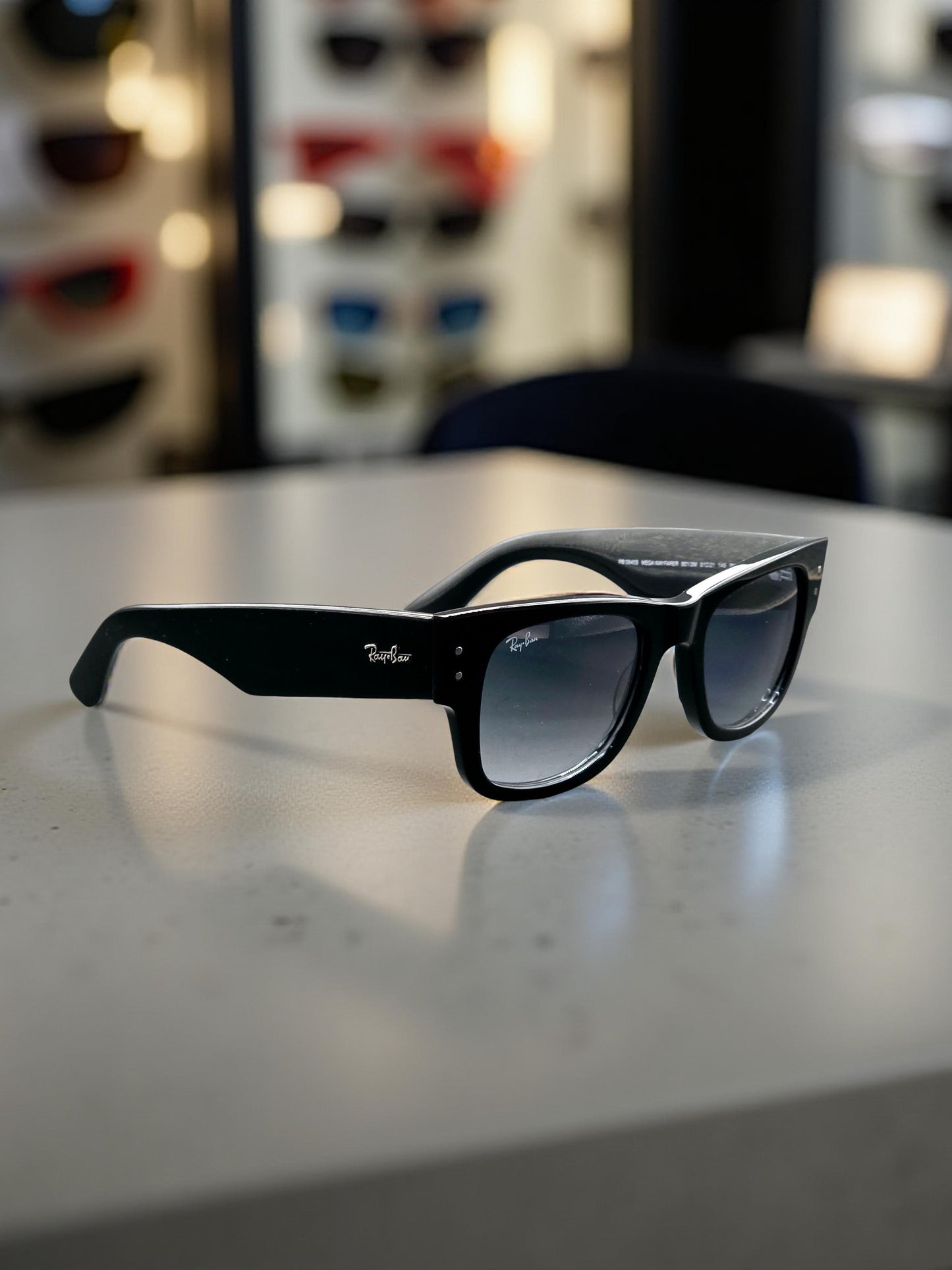 Ray-Ban Mega Wayfarer RB 0840S 901/3M Nero Lenti Blu Sfumate – Design Contemporaneo